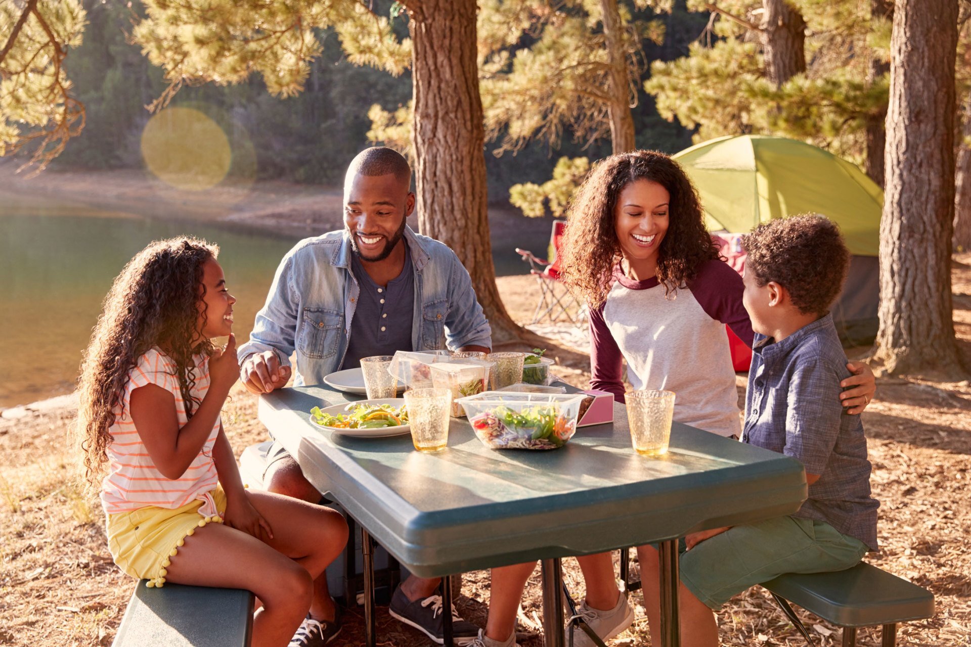 Family_Picnic_Travel_Economically